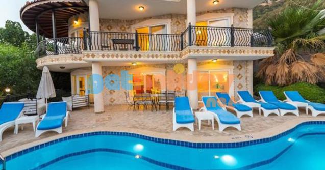 Kalkan Kızıltaş mevkisinde konumlanan Iıstmalı iç havuz ve dış havuzlu Kilalik Villa Beyaz Arga beş yatak odalı olup on kişi kapasitesine sahip